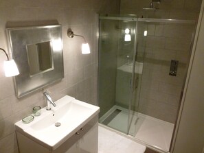 Bathtub, hair dryer, towels, soap - Stunning 18th Century House Set in South Facing  Gardens with Private Pool (Criteuil-La-Magdeleine)