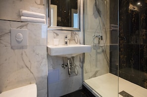 Habitación doble superior (3) | Baño | Regadera, amenidades de baño gratuitas, secadora de cabello, toallas 
