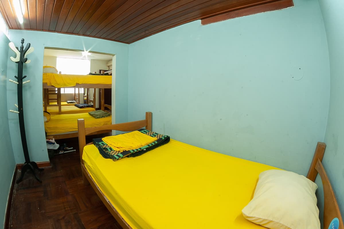 Iron/ironing board, bed sheets