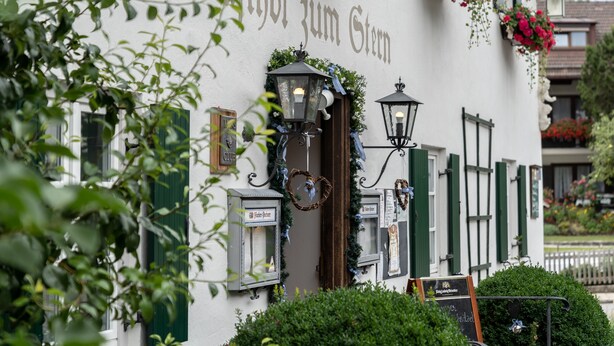Un edificio con un letrero que dice "Balthof zum Stern" y un estilo arquitectónico europeo tradicional.