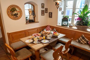 Petit déjeuner buffet (7.50 EUR par personne)