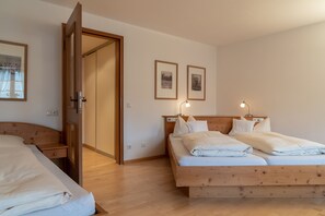 Habitación triple | Escritorio, insonorización, wifi gratis y ropa de cama