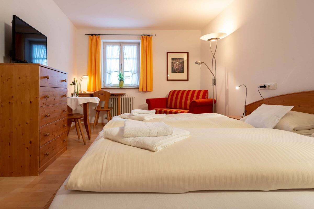 Escritorio, sistema de insonorización, wifi gratis y ropa de cama