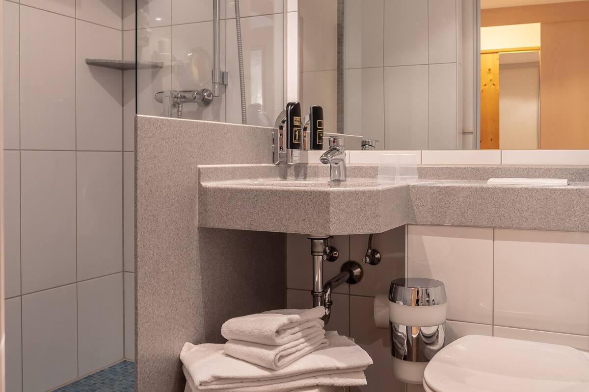 Ducha, artículos de higiene personal gratuitos y secador de pelo