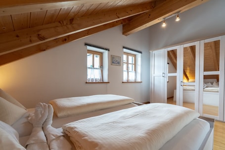Escritorio, sistema de insonorización, wifi gratis y ropa de cama