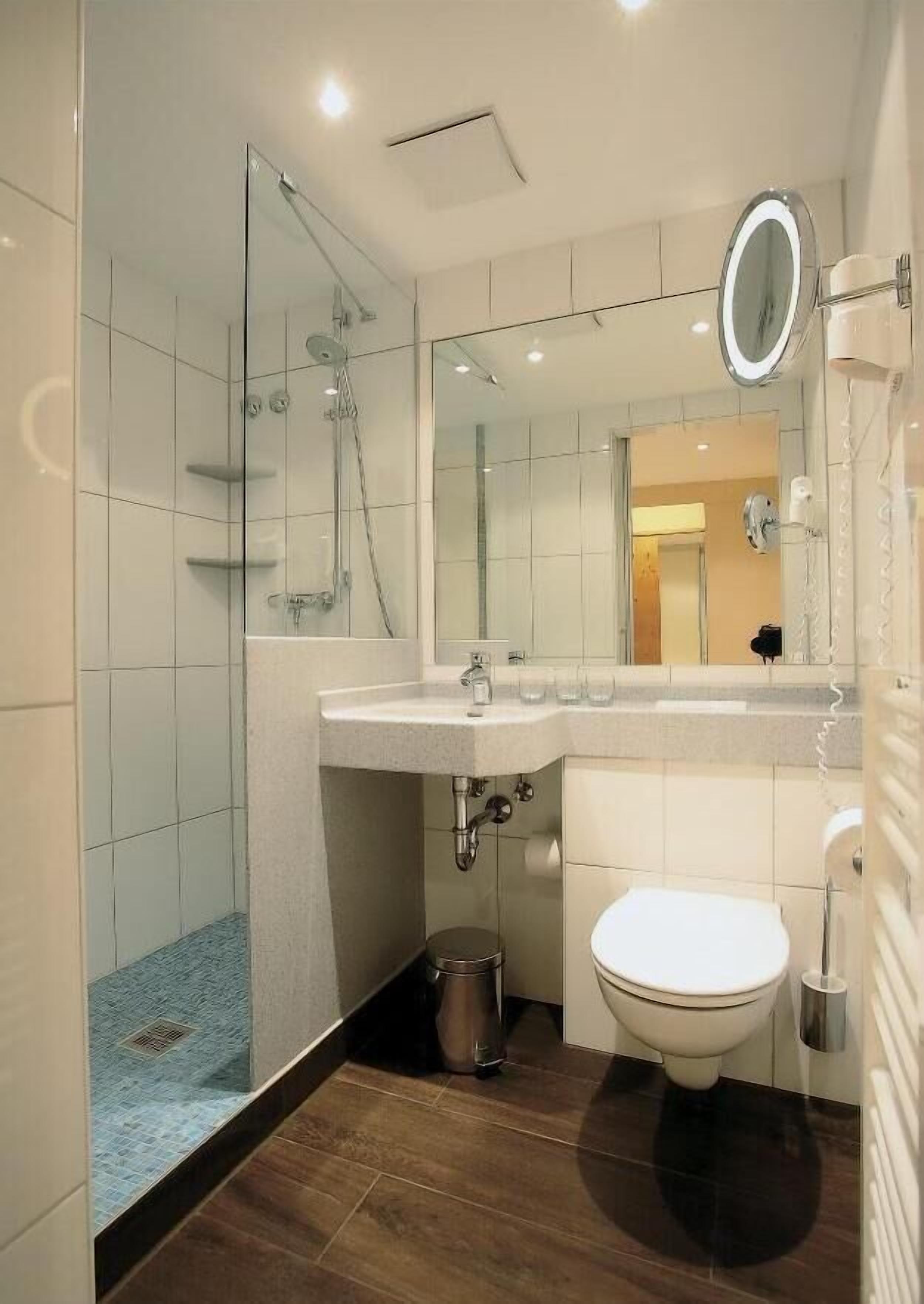 Dusche, kostenlose Toilettenartikel, Haartrockner, Bademäntel