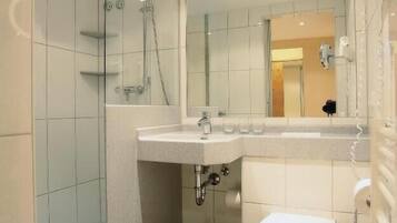 Dusche, kostenlose Toilettenartikel, Haartrockner, Bademäntel