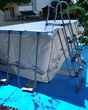 Kolam renang terbuka bermusim 