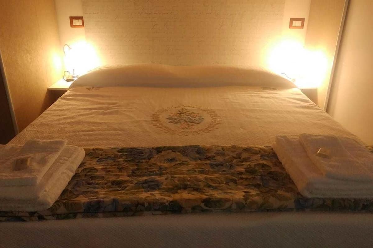 Double Room, Private Bathroom | Desk, iron/ironing board (on request), WiFi (free), bed sheets