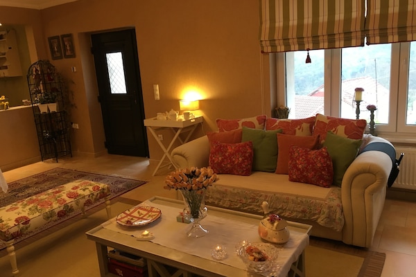 Villa familiar, vista a la montaña | Sala de estar | Televisión de pantalla plana