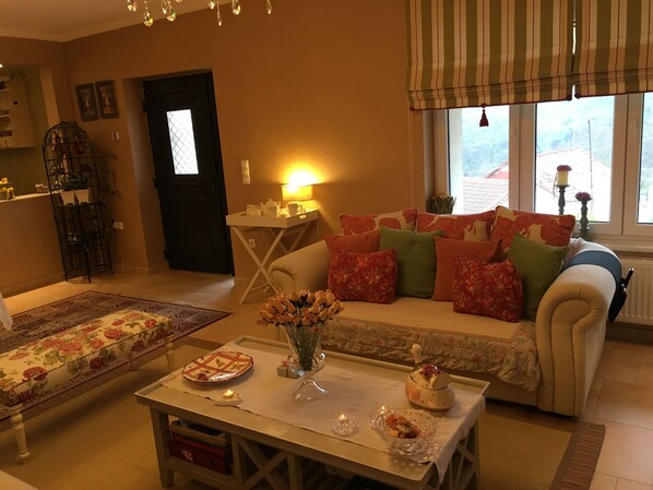 Familienvilla, Bergblick | Wohnzimmer | Flachbildfernseher