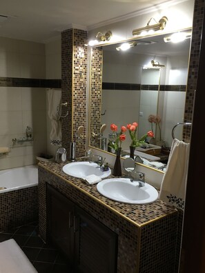 Family Villa, Mountain View | Bathroom | Bathtub, deep soaking tub, hair dryer, towels - Luxury Family Villa near Meteora (Kalabaka)
