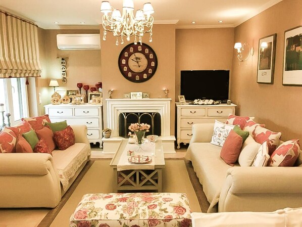 家庭别墅, 山景 | 起居区 | 平板电视