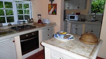 Frigorífico, microondas, placa de cocina y utensilios de cocina