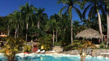 Hồ bơi ngoài trời, mở cửa từ 8:00 đến 22:00, dù/ô trên bãi biển/hồ bơi