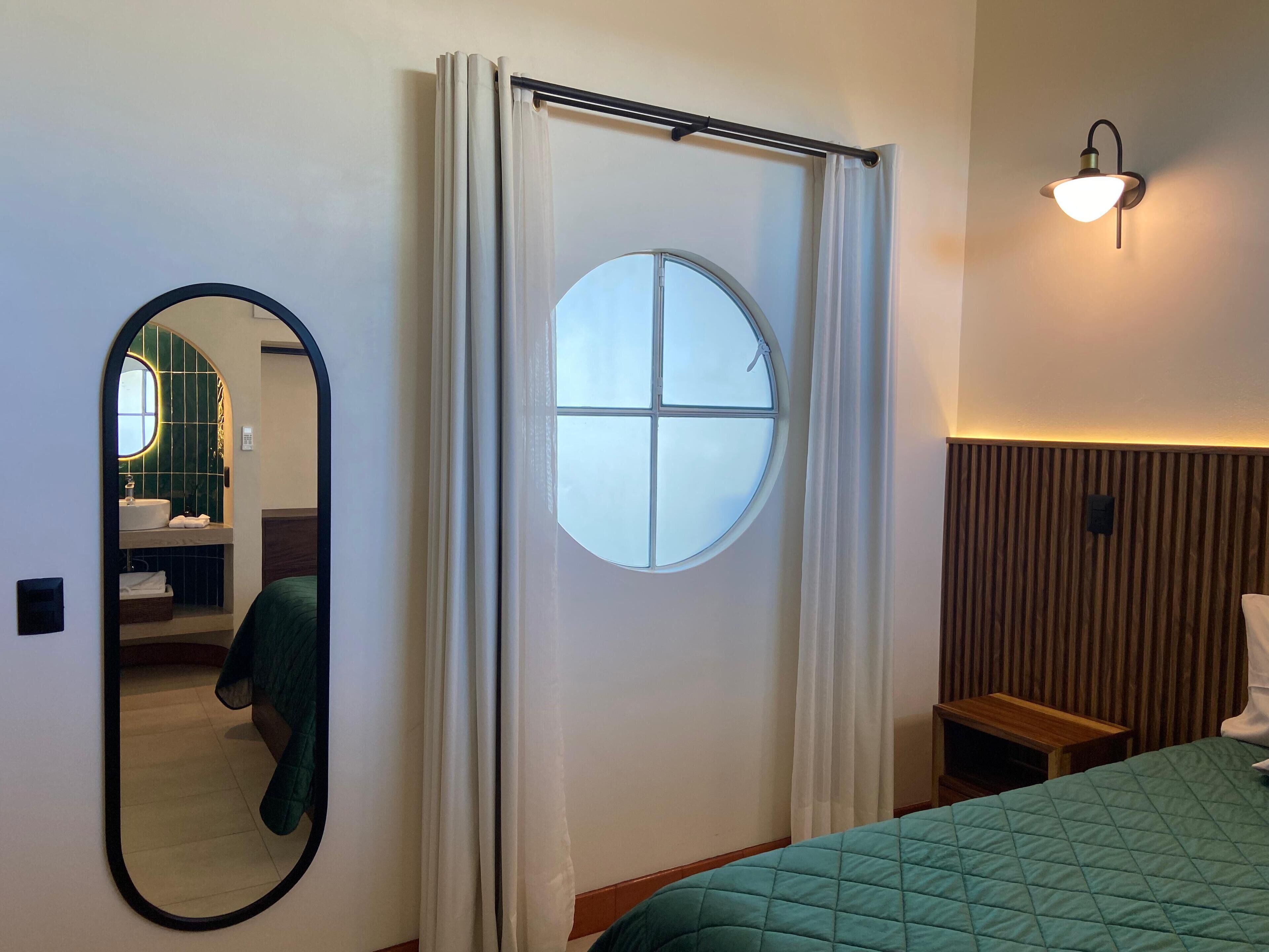 Habitación Premium | Cortinas blackout, tabla de planchar con plancha y wifi gratis 