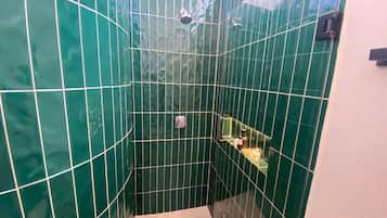 Premium Room | Bathroom | Shower, rainfall showerhead, free toiletries, towels
