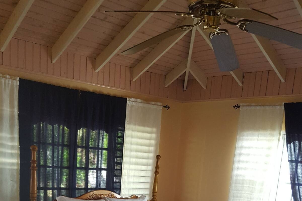 Premier Cottage, 1 King Bed, Non Smoking, Garden View | Shared kitchen facilities