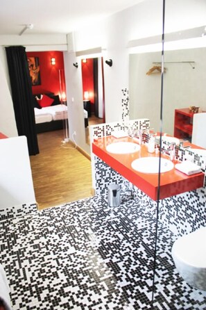 Free toiletries, hair dryer, towels, toilet paper - Hotel Roter Hahn (Regensburg)