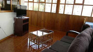 Departamento, 1 cama matrimonial, para no fumadores, vista a la ciudad | Sala de estar | Smart TV de 32 pulgadas con canales por cable y televisión