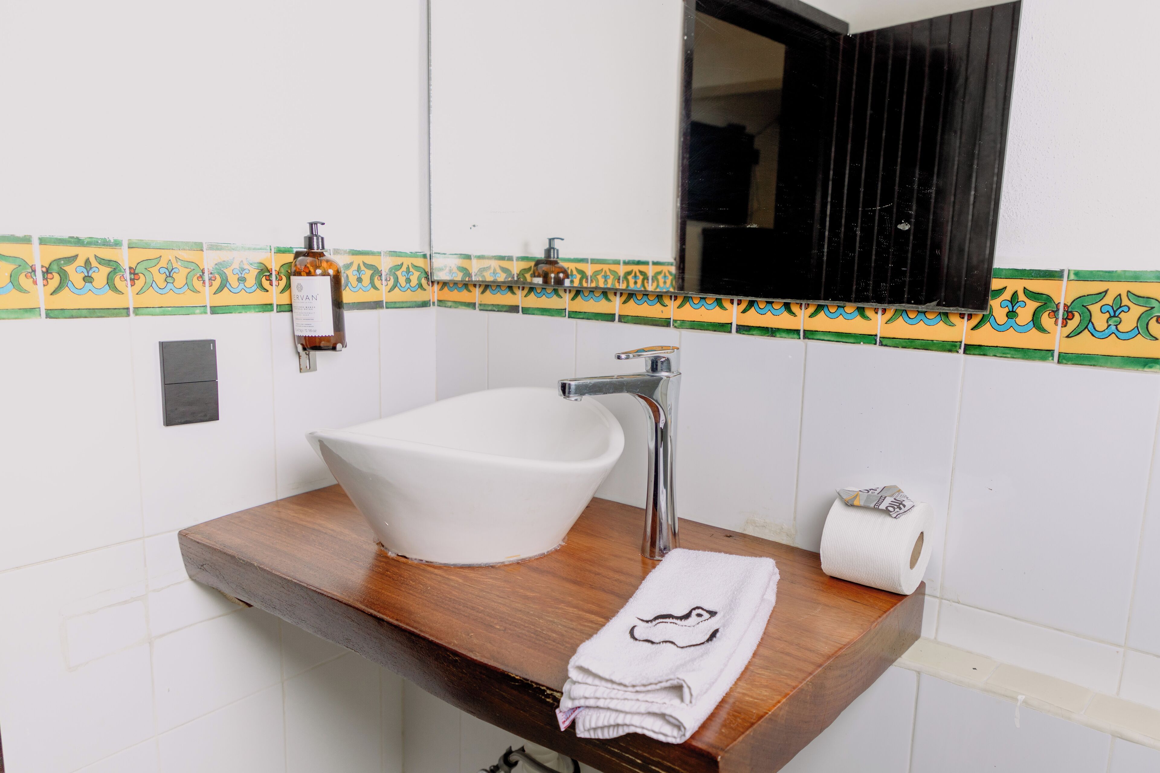 standard room, 1 king bed, ocean view | bathroom | free toiletries, towels, soap, shampoo