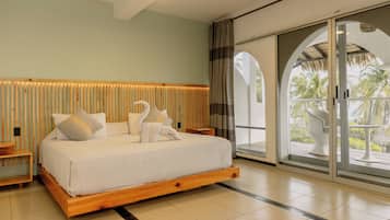 Habitación estándar, 1 cama King size, vista al océano | Minibar, tabla de planchar con plancha y ropa de cama