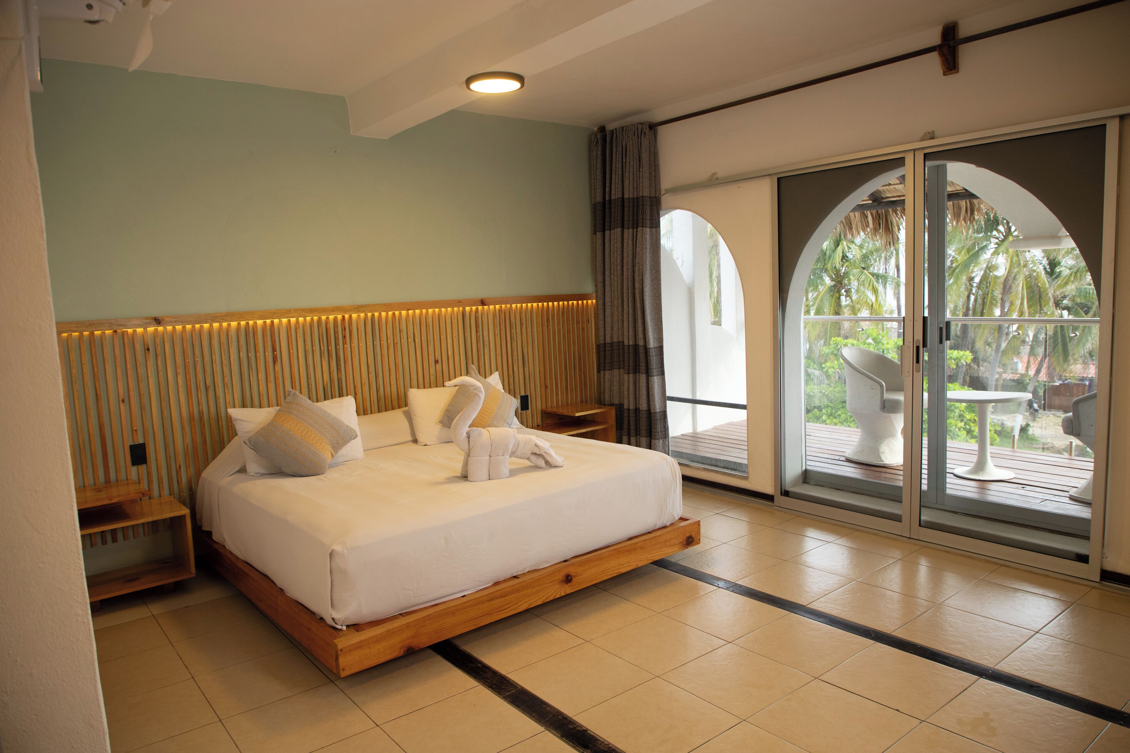 standard room, 1 king bed, ocean view | 1 bedroom, minibar, iron/ironing board, bed sheets