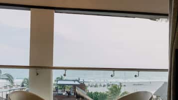 Standard room with sea view, 1 double bed | ๊ฑฐ์ค ๊ณต๊ฐ | ์์ฑ ์ฑ๋ ์์ฒญ์ด ๊ฐ๋ฅํ 40์ธ์น LED TV, TV