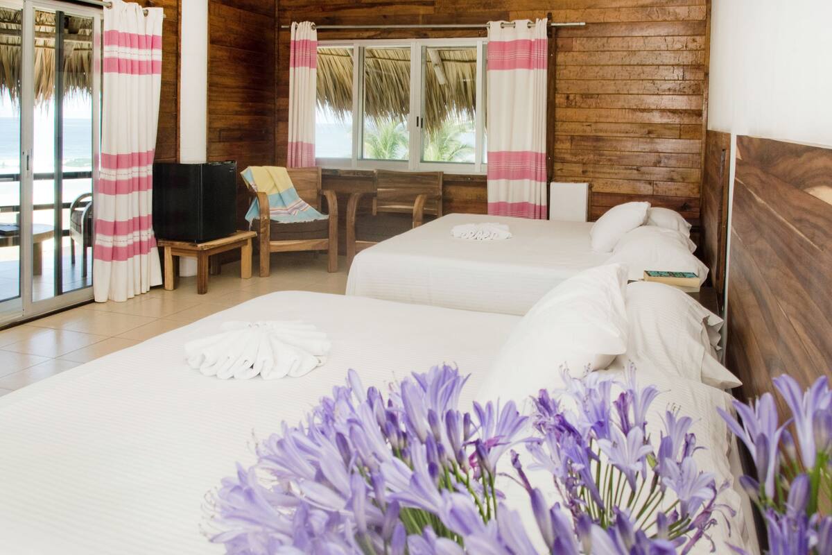 Habitación doble estándar, 2 camas matrimoniales, vista al océano | Minibar, tabla de planchar con plancha y ropa de cama