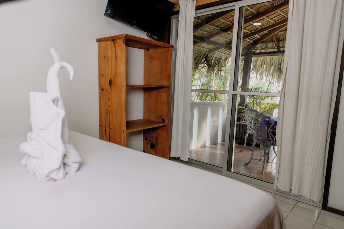 Triple bungalows, 3 beds | Minibar, setrika/meja setrika, dan seprai linen