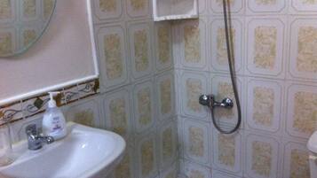 Familie vierpersoonskamer, niet-roken | Badkamer | Een douche, gratis toiletartikelen, een haardroger, pantoffels