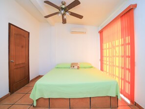 Chambre Standard | Literie de qualité supérieure, rideaux occultants, Wi-Fi gratuit