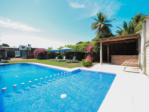 Outdoor pool - BM Zihua Casa de Huéspedes (Coacoyul)