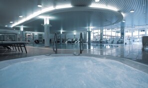 Una piscina techada, una piscina al aire libre