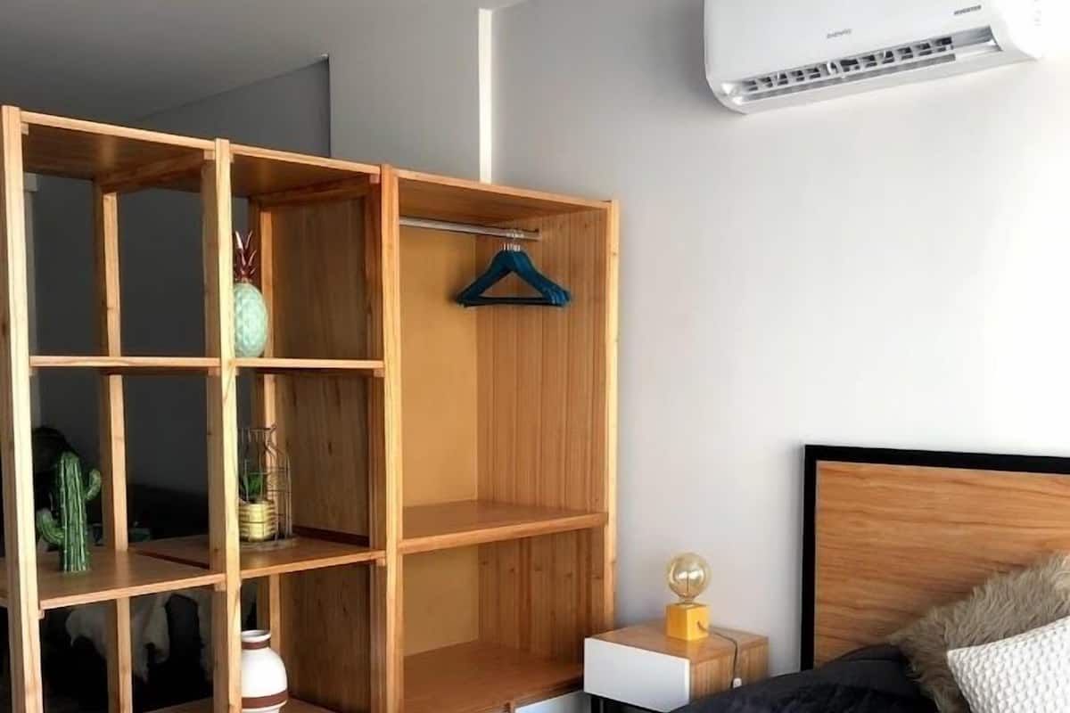2 habitaciones, cortinas blackout y sistema de insonorización
