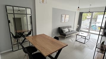 Apartamento luxo, 2 quartos, para não fumantes, vista para a cidade | Área de estar | TV LED 55 polegadas com canais a cabo, TV, filmes pagos