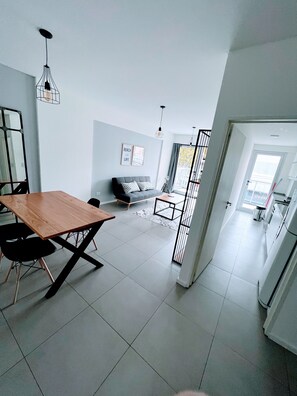Appartement Deluxe, 2 chambres, non-fumeur, vue sur la ville | Aire de séjour | Téléviseur à DEL de 55 po avec télévision par câble, téléviseur