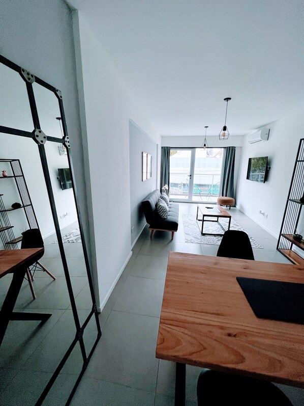 Appartement Deluxe, 2 chambres, non-fumeur, vue sur la ville | Aire de séjour | Téléviseur à DEL de 55 po avec télévision par câble, téléviseur