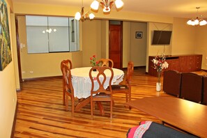家庭公寓, 3 間臥室, 非吸煙房, 城市景 | 房內用餐