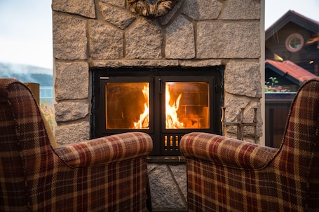 Televisión de pantalla plana, chimenea, consola de videojuegos