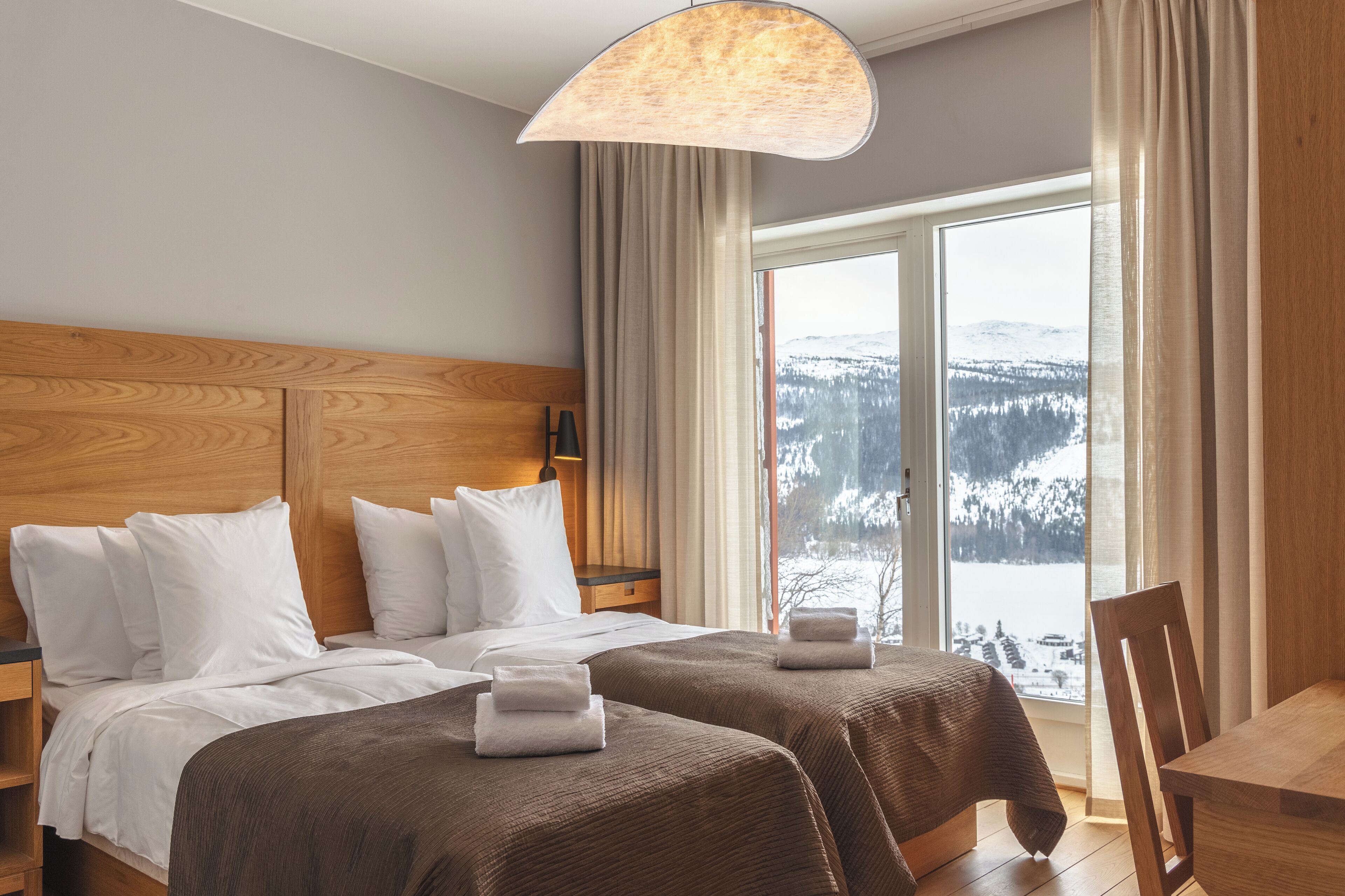 أغطية فراش متميزة وخزنة داخل الغرفة وبديكورات فريدة لكل غرفة