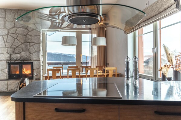 Full-sized fridge, oven, stovetop, dishwasher