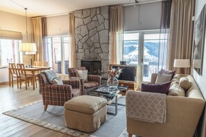 Flat-screen TV, fireplace, video game console, DVD player - Åre Travel – Tottbacken Peak Performance Mountain House (Are)
