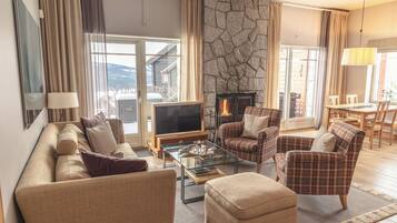 Premium bedding, in-room safe, individually decorated