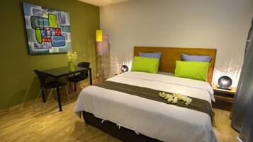 Deluxe Studio Suite, Accessible, Garden View | Peti besi dalam bilik, langsir/tirai gelap terus, kalis bunyi