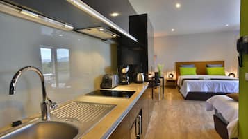 Deluxe Studio Suite, Accessible, Garden View | Peti besi dalam bilik, langsir/tirai gelap terus, kalis bunyi