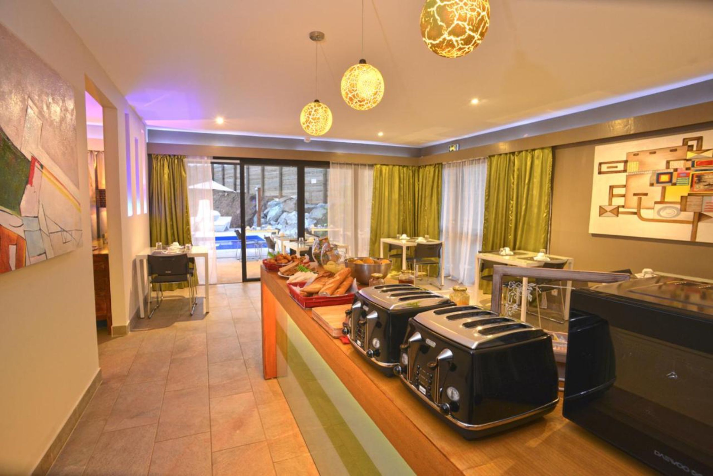 daily continental breakfast (xpf 1800 per person)