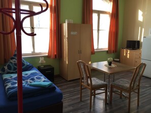 Habitación con 2 camas individuales, baño compartido | Wifi gratis y ropa de cama