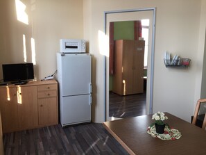 Habitación con 2 camas individuales, baño compartido | Servicio de la habitación