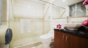 Shower, hair dryer, towels - Hosteria Los Dujos (Neiva)